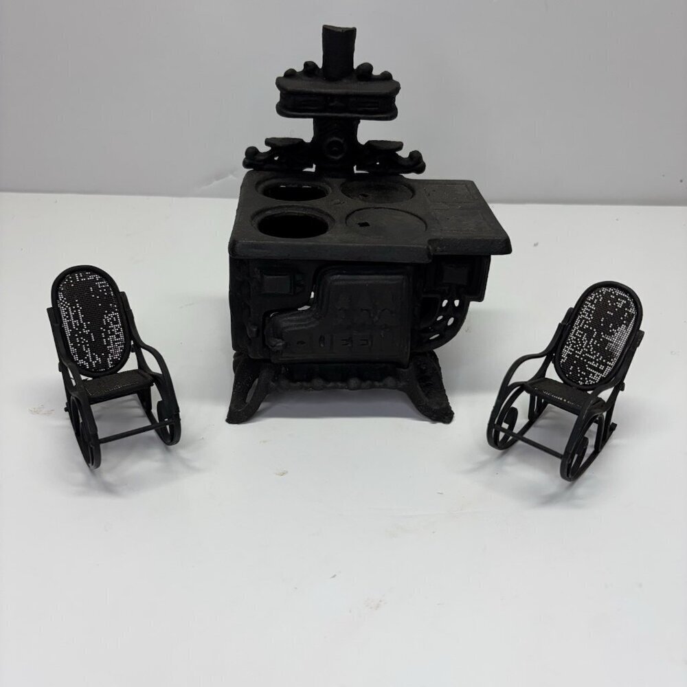 VTG Queen Black Cast Iron Miniature Stove W/ Accessories Salesman Sample/Toy Lot